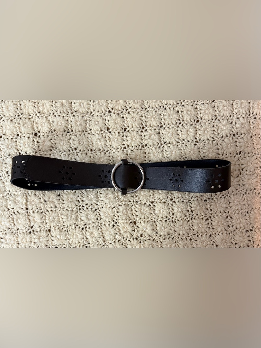 Vintage 90s Y2K Women’s M Black Flower Cut Out Faux Leather Boho Hippie Belt